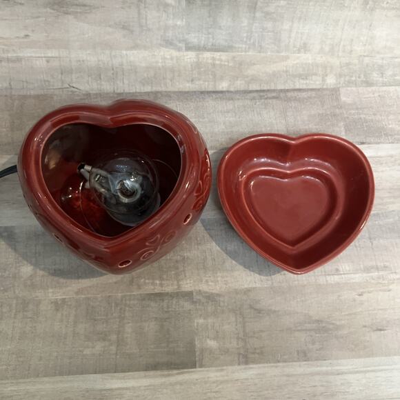 Scentsy‎ Full Size Wax Warmer Heart Shaped Hugs & Kisses Valentines Red Retired - Picture 4 of 6